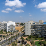 למכירה ליד הים – דירת 3 חד’ בגבעת אולגה (חדרה)–  ממ”ד-מרפסת-חניה-מחסן מרחק הליכה מהים