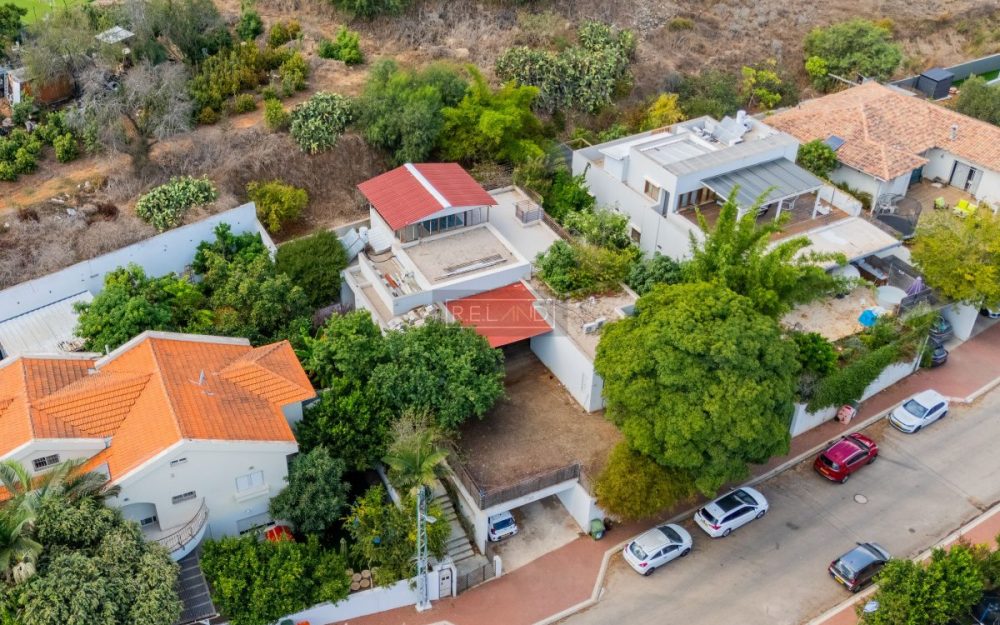 וילה יוצאת דופן למכירה במושב אלישיב | בקרבת בית הספר האנתרופוסופי “אופק”, ומשויכת גם לבתי הספר משגב גבעת חיים איחוד ולתיכון מעיין השחר